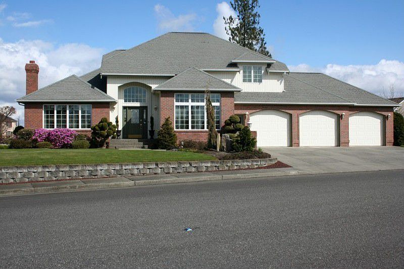 Welcome to 1301 Edgewater. Luxury living in one of Lynden's best neighborhoods