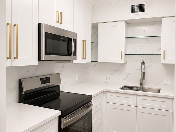 5th image of 2600 Bellefontaine St #B18