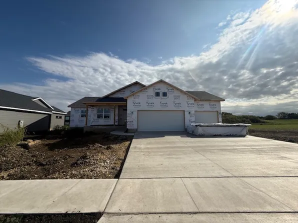 2736 Amber Valley Rd, Cedar Falls, IA 50613