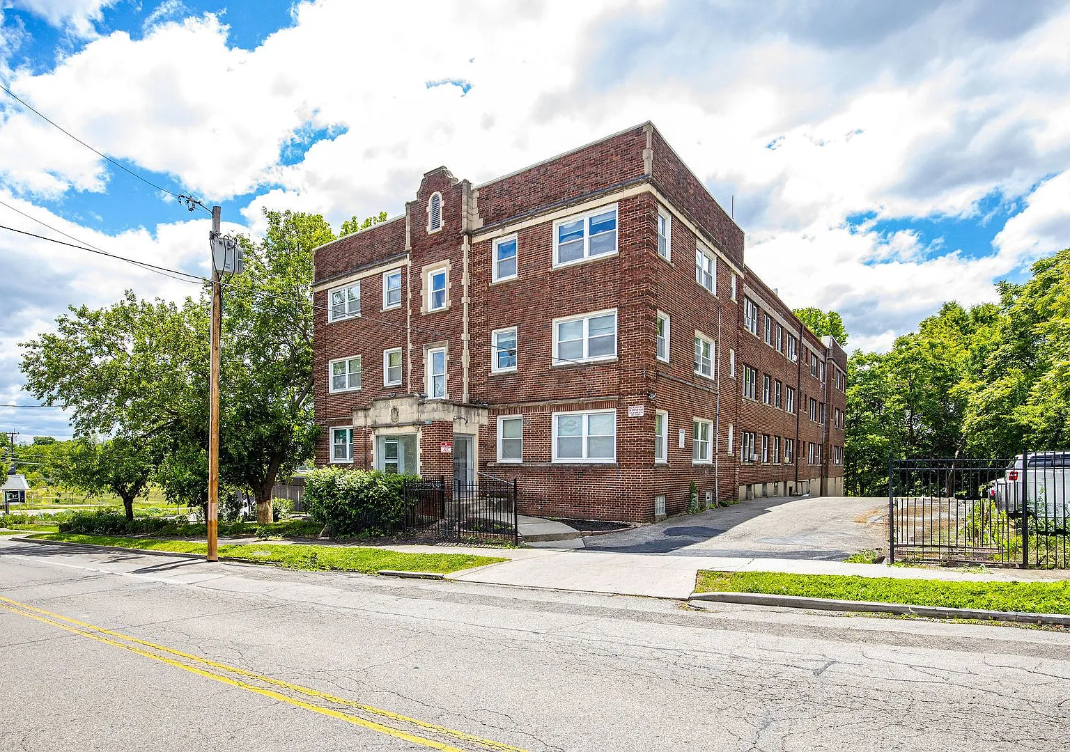 Historical Apartments l Oak St — Photo 1