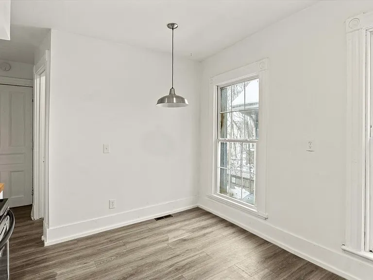 469 Alexander St — Photo 3
