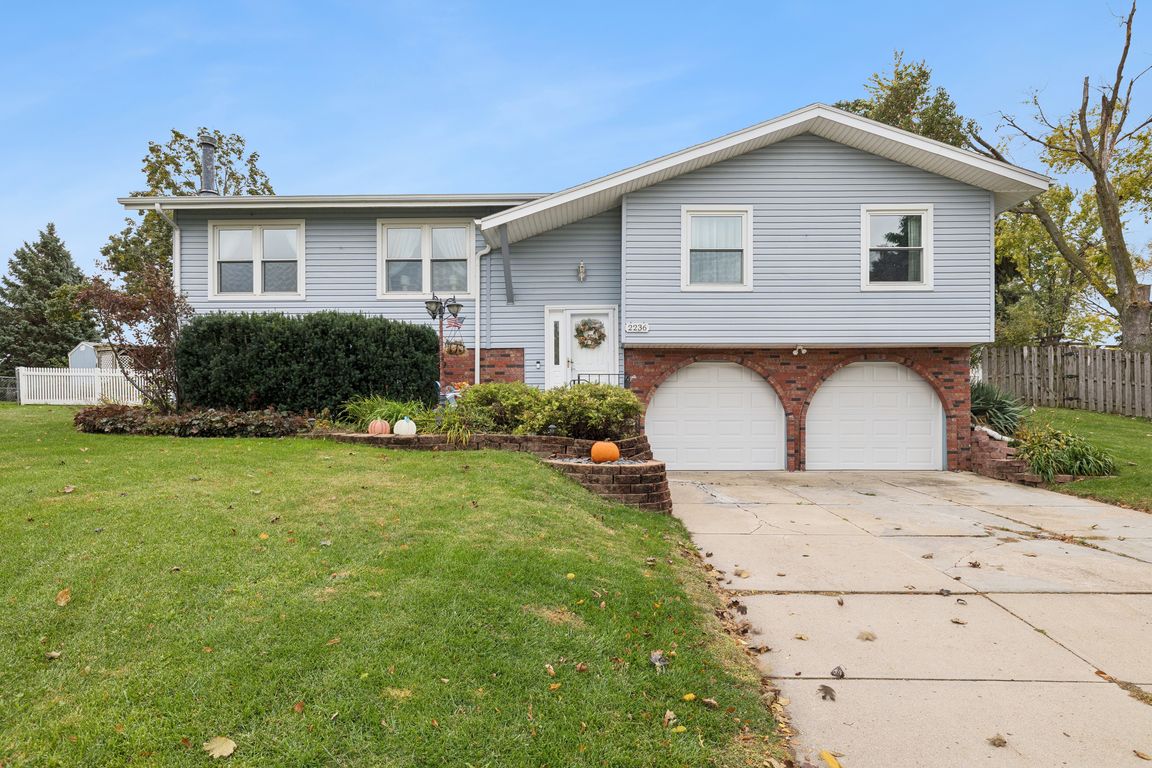 7371 - 2236 S 163rd Cir_002.jpg