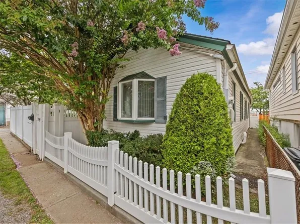 355 Dormans Ct, Far Rockaway, NY 11693