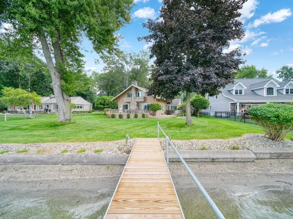 5056 Lakeshore Dr, Jackson, MI 49203