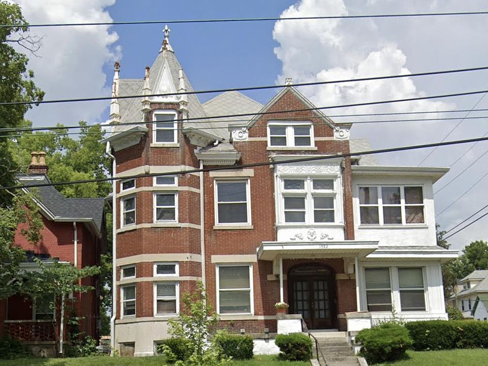 Front of property. There are 4 units in the building.