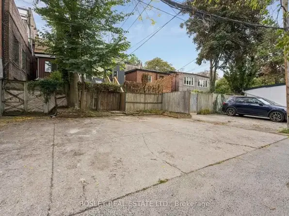 297 Sumach St #1, Toronto, ON M5A 3K4