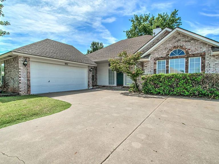 1812 Pebble Creek Blvd — Photo 2