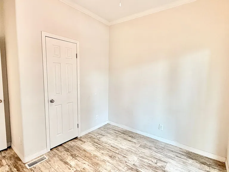 1727 S Hill Ave — Photo 16