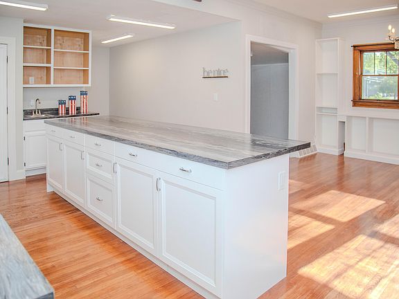 5th image of 407 Broad St