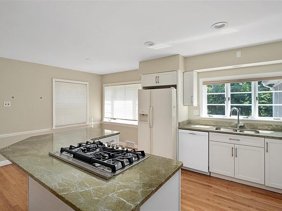 3rd image of 7 York Hills Dr
