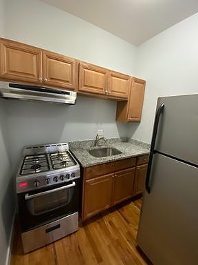 5th image of 7456 N Greenview Ave APT 4A