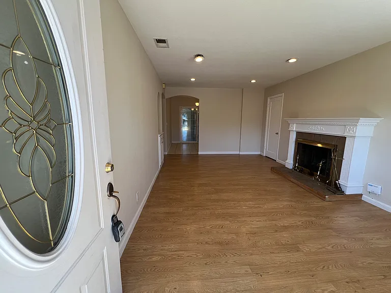 273 Staples Ave — Photo 4