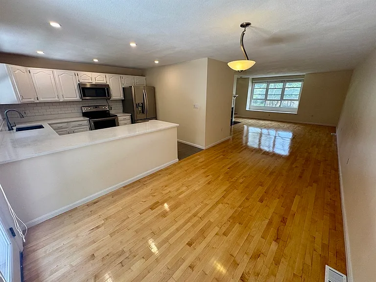 1045 Washington St #2 — Photo 4