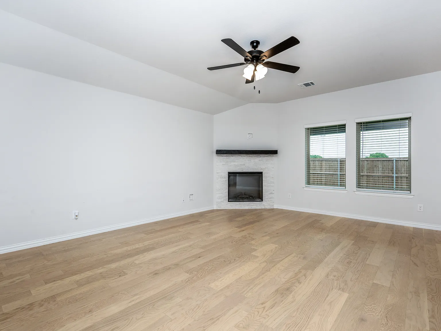 4 bed, 2054 sqft, $2,650 — Photo 4