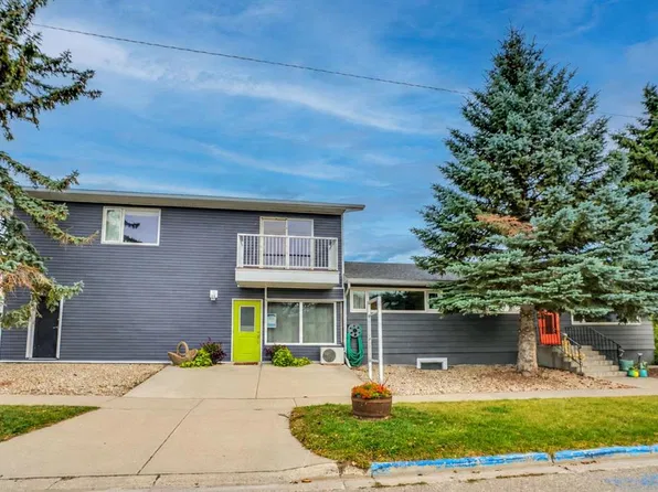 413 W 3rd St, Strathmore, AB T1P 1B9