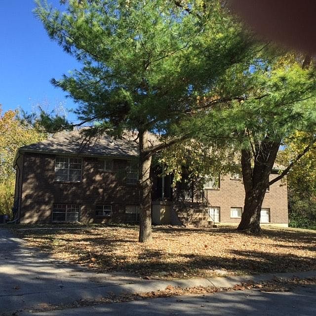 Upper unit with porch