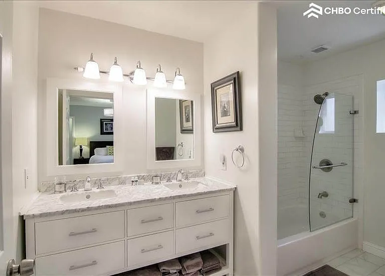 En suite Master Bath with Linens