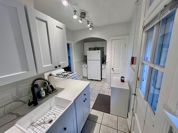 5th image of 2810 Kensington Ave Unit 11
