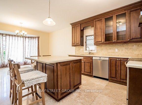 4th image of 137 Helendale Ave