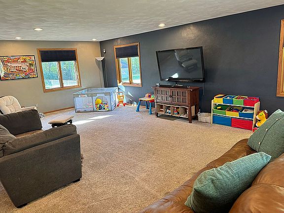 large rm. rec rm below