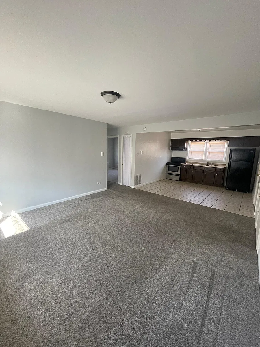 Building Photo - 15032 Dorchester Ave #2W