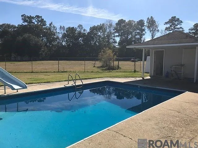 4 bed, 2800 sqft, $2,400 — Photo 2