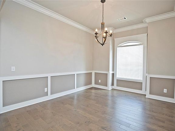 3rd image of 990 Little Osage Ave