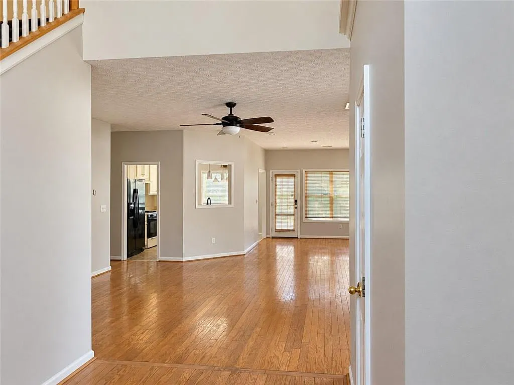 4 bed, 2.5 bath, 2101 sqft, $2,400 — Photo 4