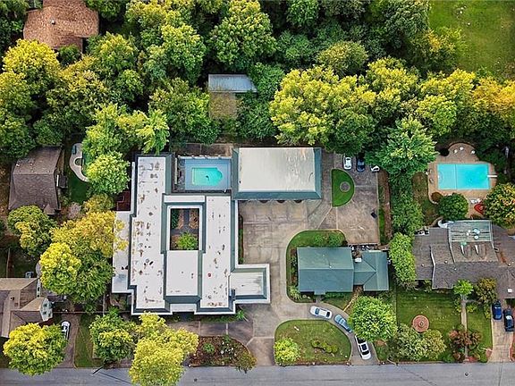 4th image of 705 N Sunset Dr