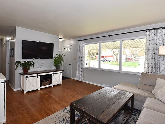 3rd image of 223 Jasper Ln
