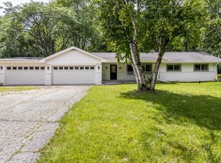 11415 N Bobolink Ln, Mequon, WI 53092
