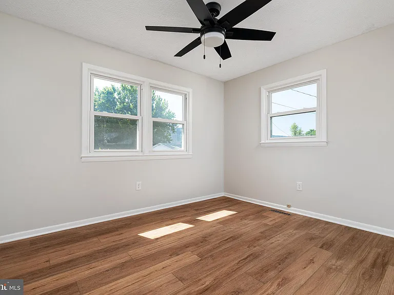 337 Lee St — Photo 10