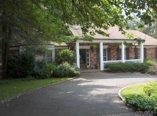 65 Starling Ct, Roslyn, NY 11576