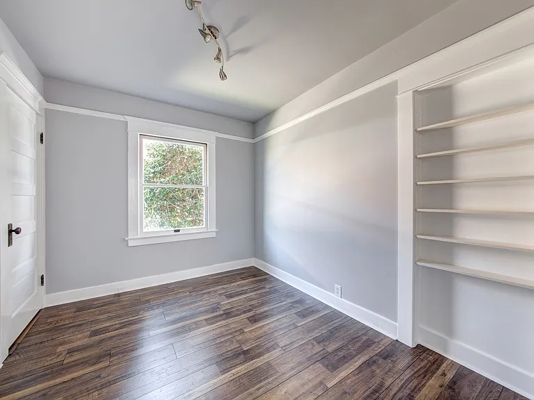 2108 Gramercy Ave — Photo 12