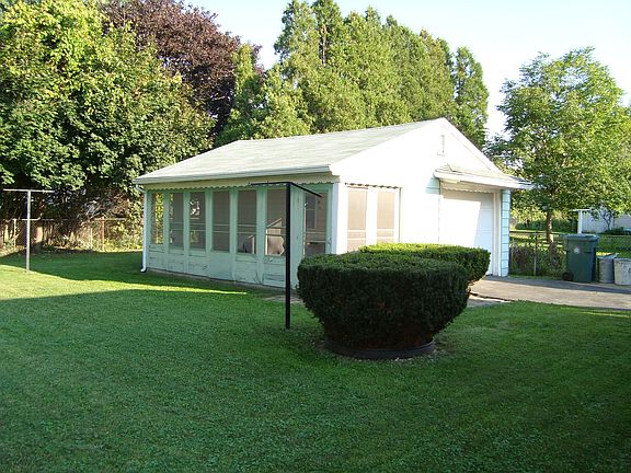 Backyard, 1 1/2 car Garage/Screened-in porch