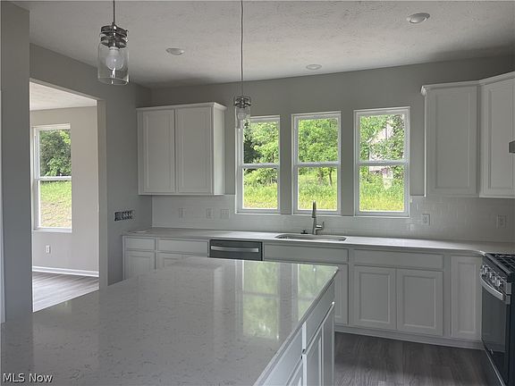 3rd image of 123 Brewster Dr