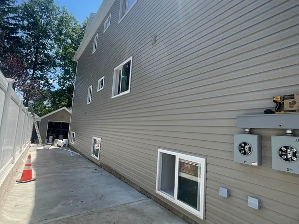 16 Hillcrest Street image 2 of 9