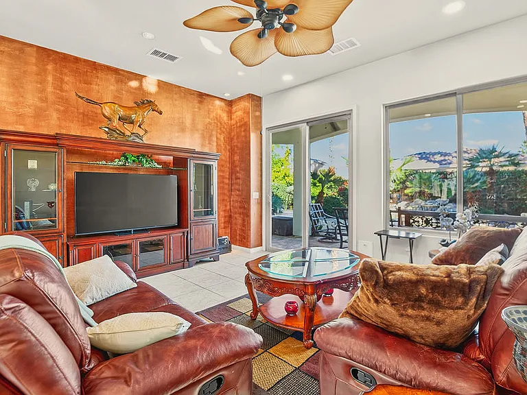 81656 Avenida De Baile — Photo 8