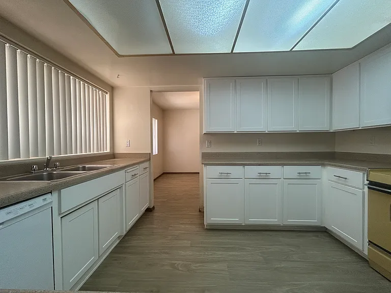 2141 E Manhatton Dr — Photo 16