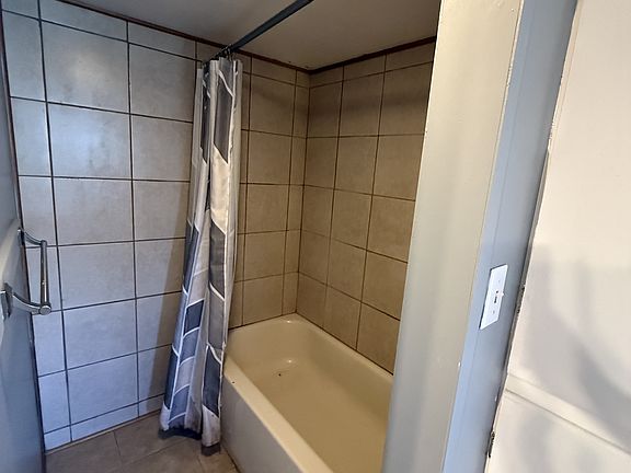 2nd image of 3719 Fountain Cir