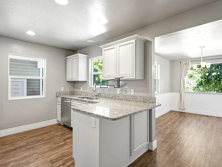 3729 Jackson Ave — Photo 7