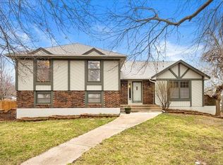 924 NW Oak Ridge Dr, Blue Springs, MO 64015