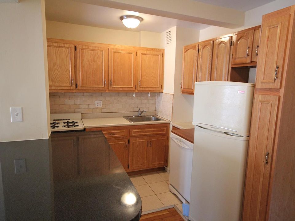2nd image of 165 Christopher St APT 6B