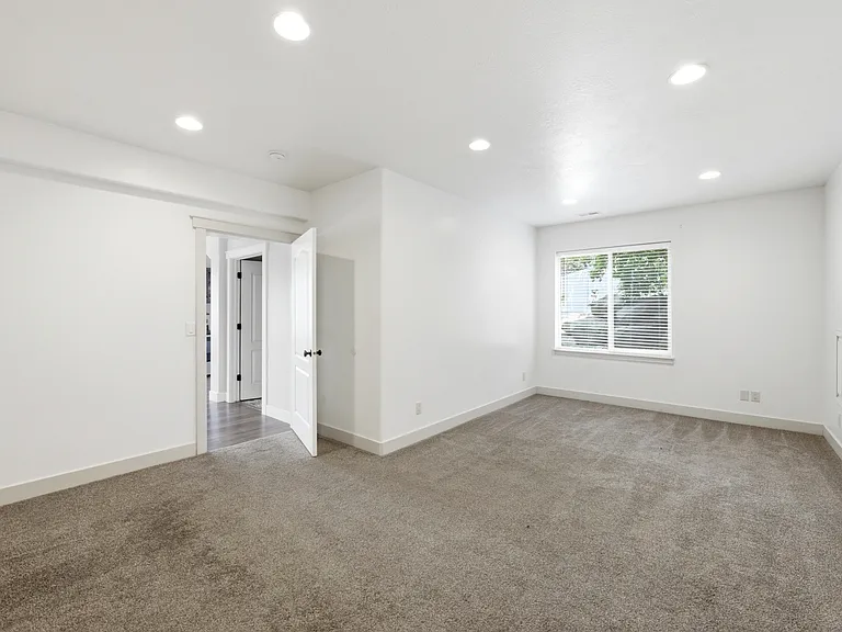 722 W Webb Rd — Photo 25