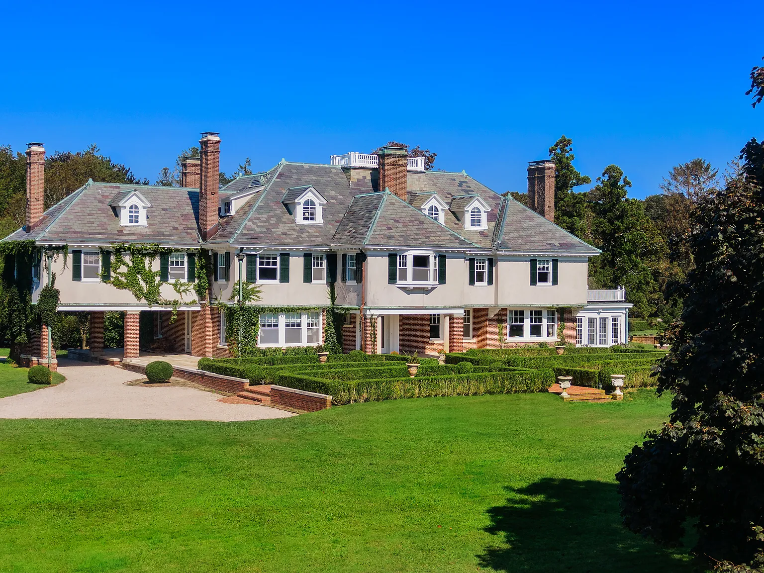 Spacious Quogue Estate Summer Rental — Photo 2