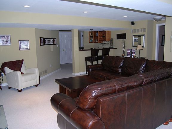 Finished walk-out basement with add 1,200 sq ft w/wet bar & full bath 