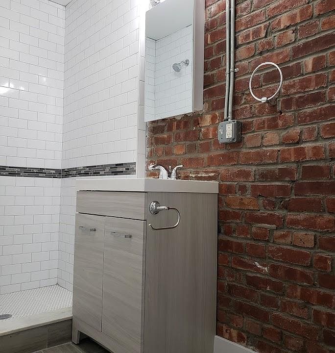 2nd image of 480 Washington St #2