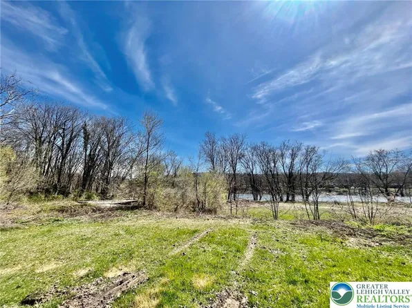 5649 De Pues Rd, Bangor, PA 18013