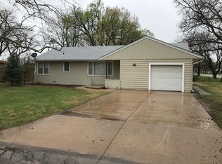 40 Harvest Ln, Hutchinson, KS 67502