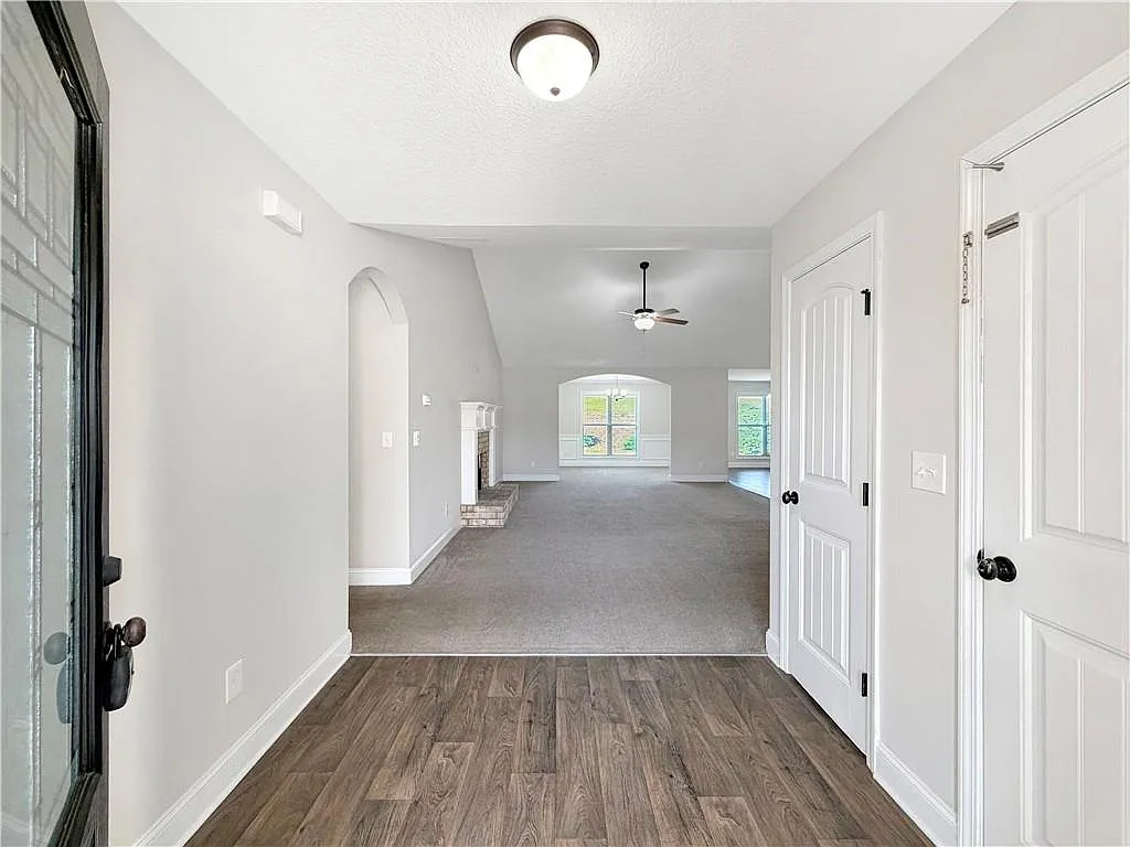 4 bed, 2.5 bath, 2199 sqft, $2,200 — Photo 2